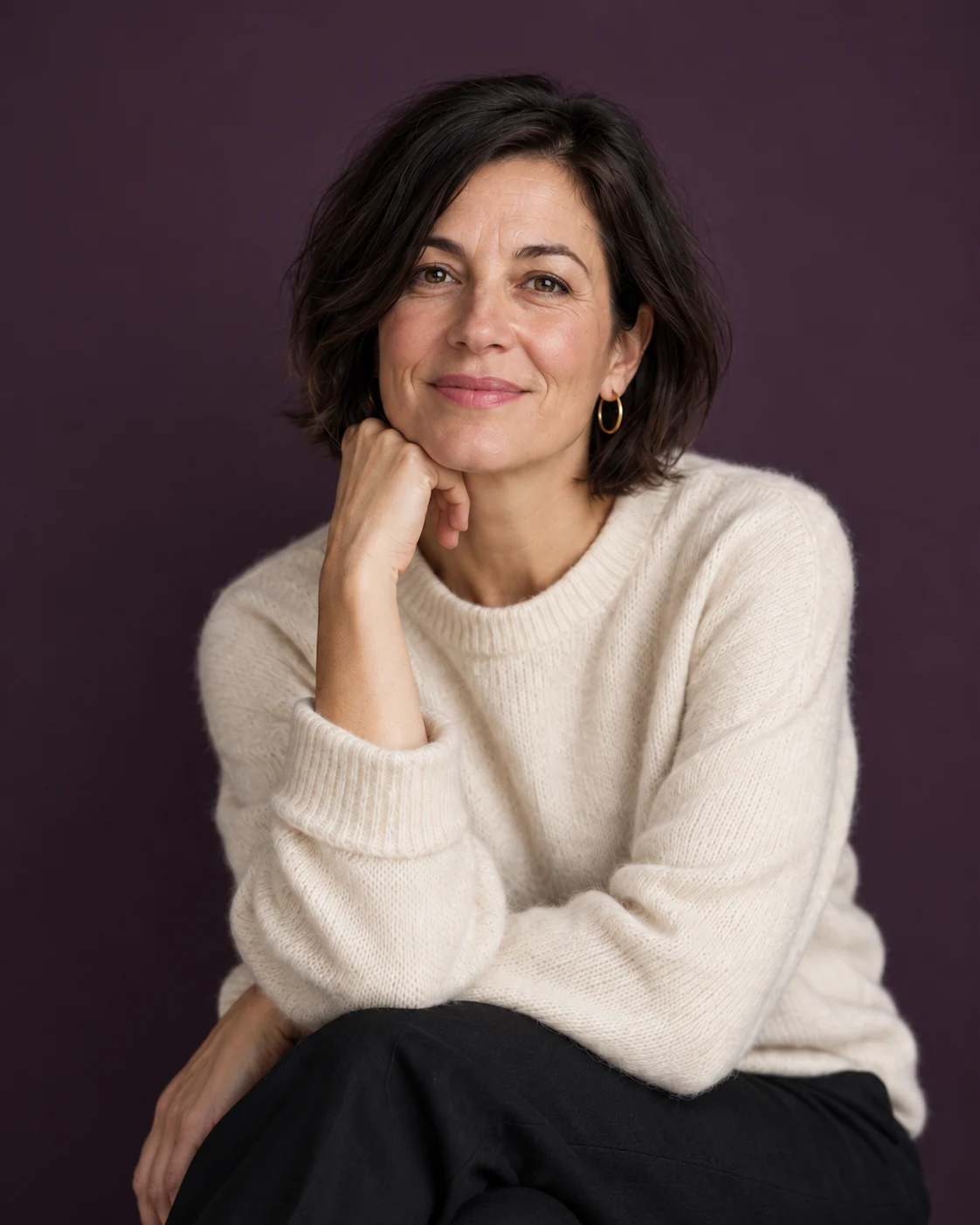 Clara, die Coachin hinter NEUKURS, im cremefarbenen Pullover